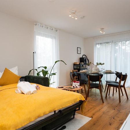 Noblenest: Terrasse - Netflix - Kaffee Apartment Wina Bagian luar foto