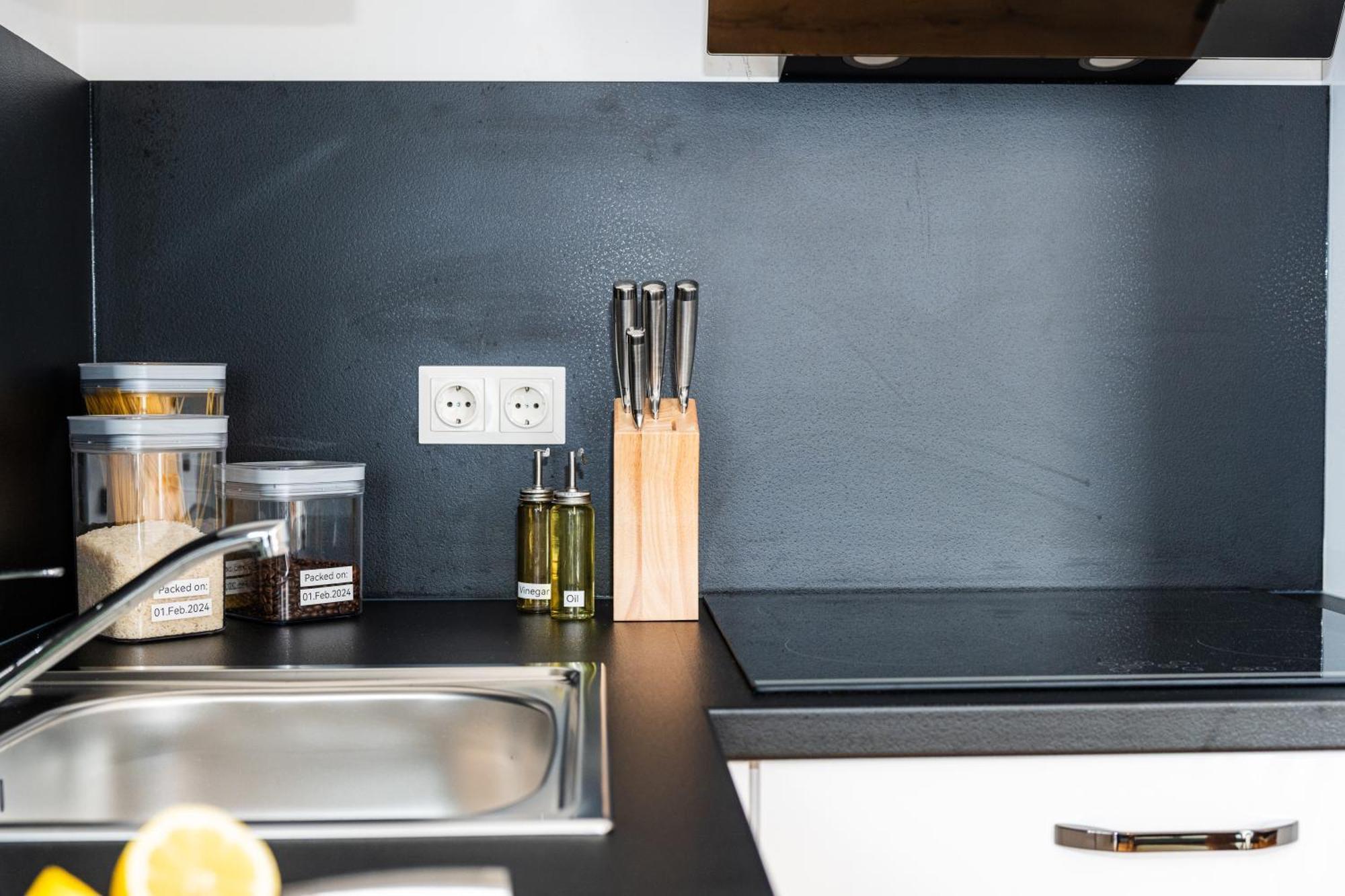 Noblenest: Terrasse - Netflix - Kaffee Apartment Wina Bagian luar foto