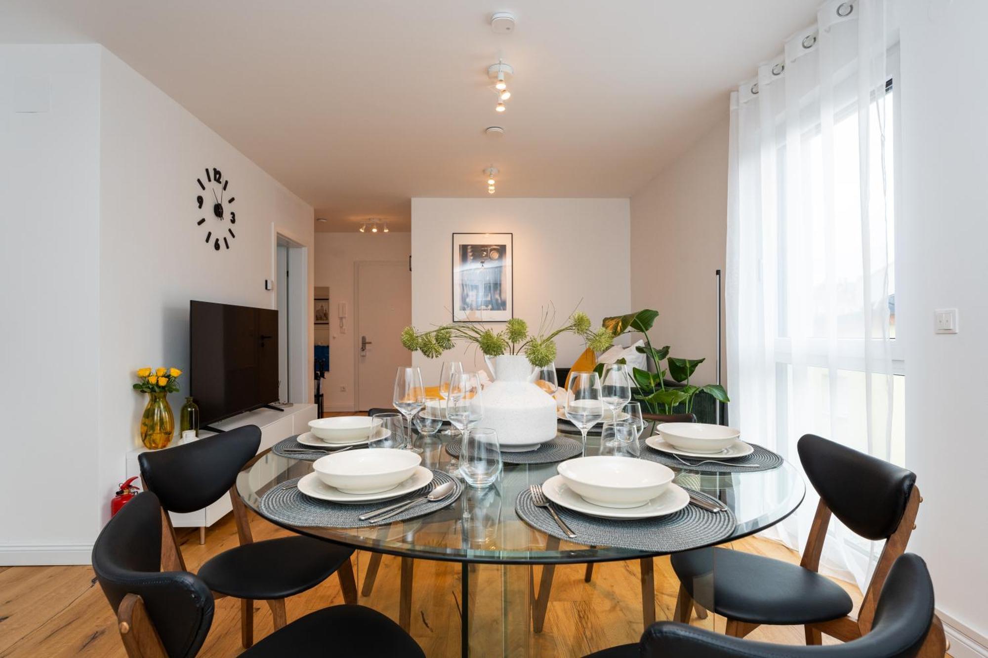 Noblenest: Terrasse - Netflix - Kaffee Apartment Wina Bagian luar foto