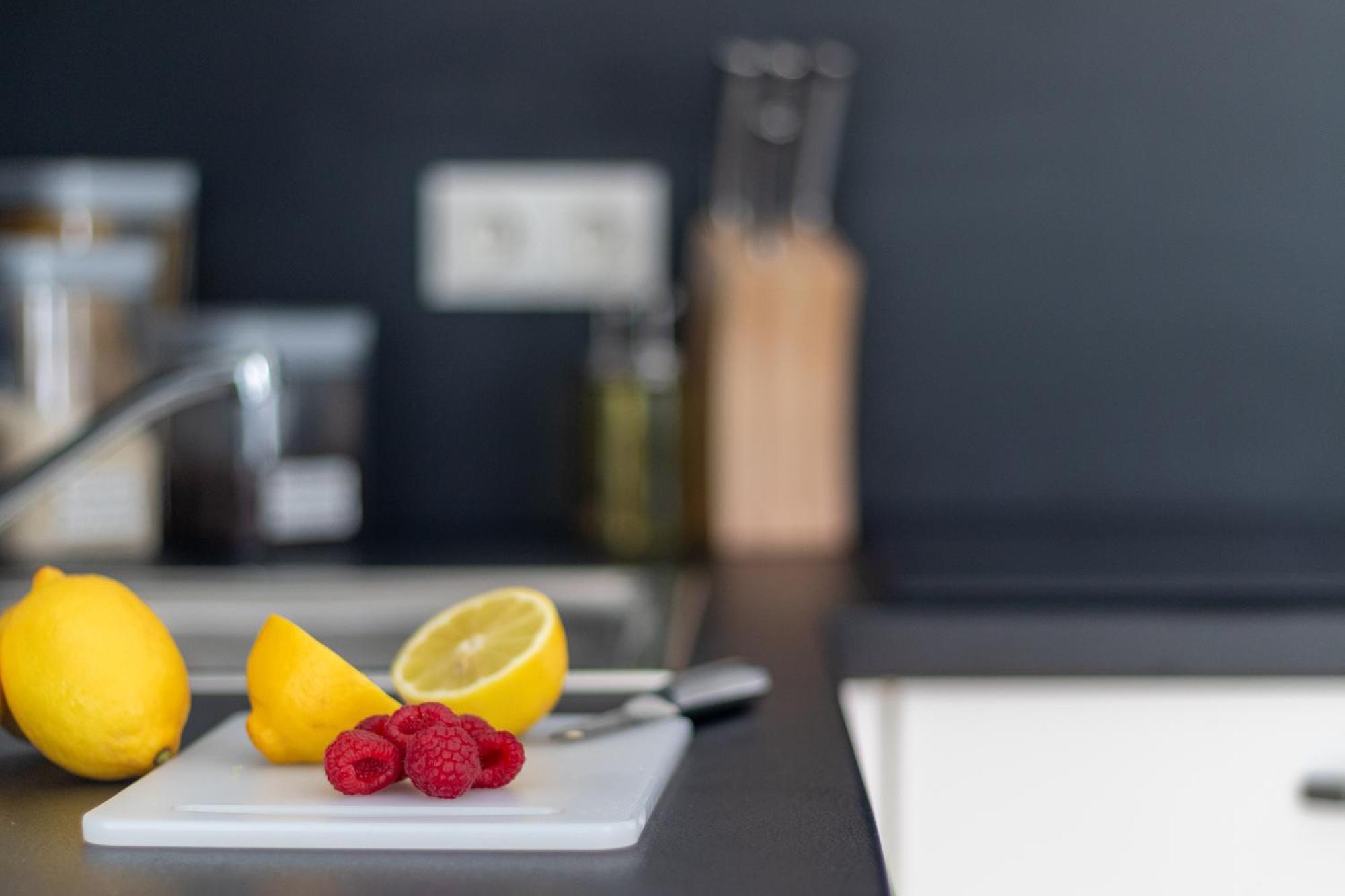 Noblenest: Terrasse - Netflix - Kaffee Apartment Wina Bagian luar foto