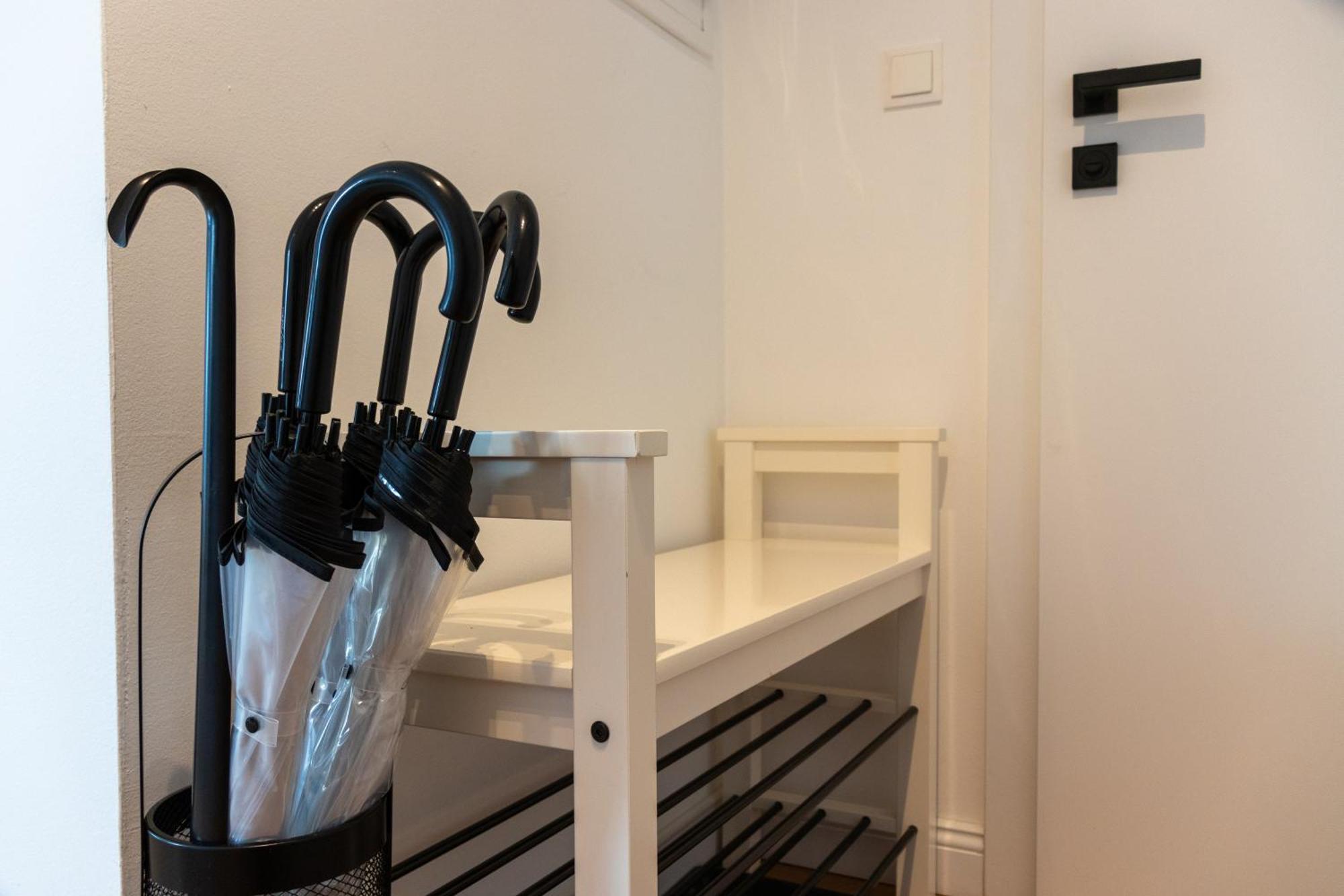 Noblenest: Terrasse - Netflix - Kaffee Apartment Wina Bagian luar foto