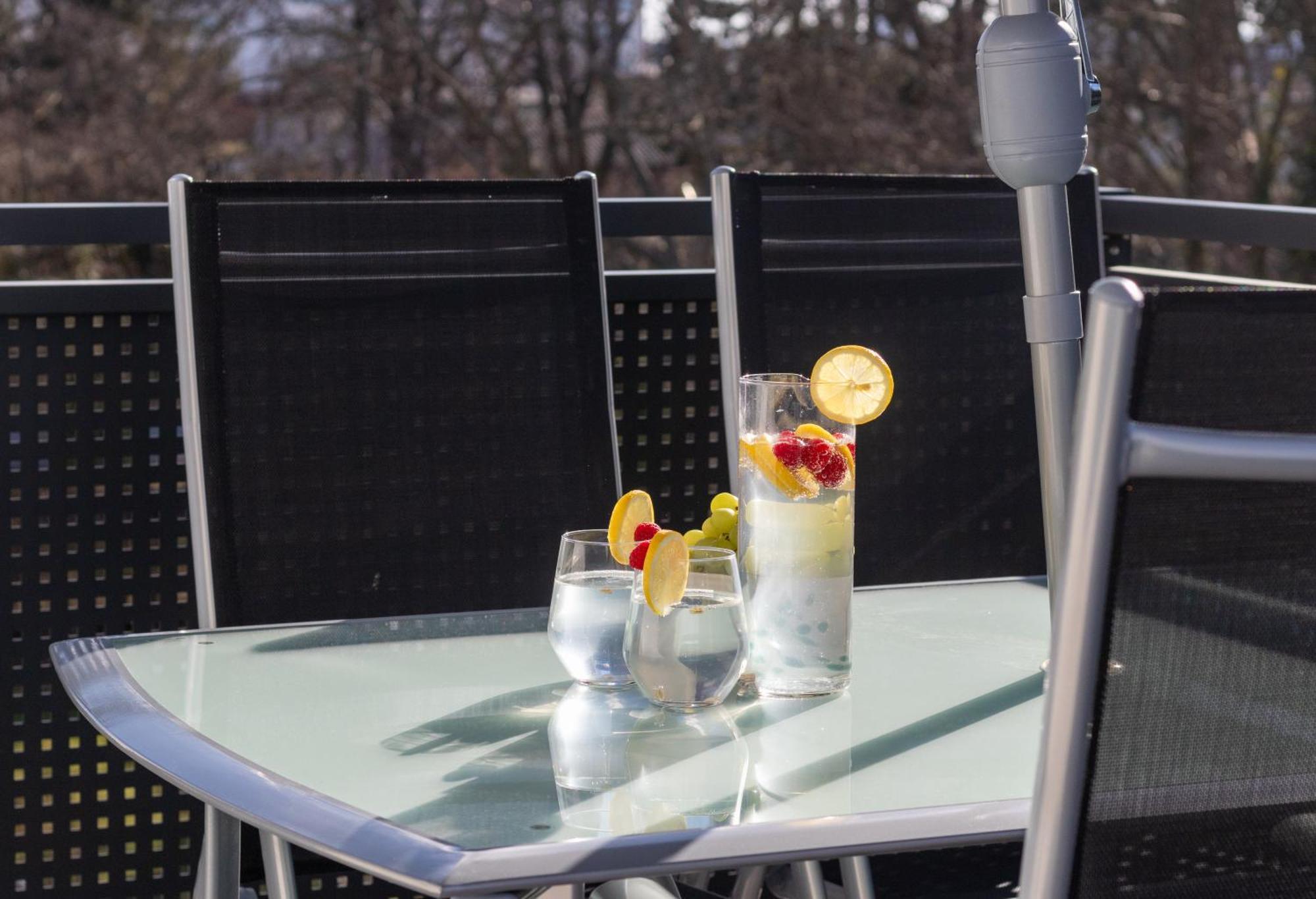 Noblenest: Terrasse - Netflix - Kaffee Apartment Wina Bagian luar foto