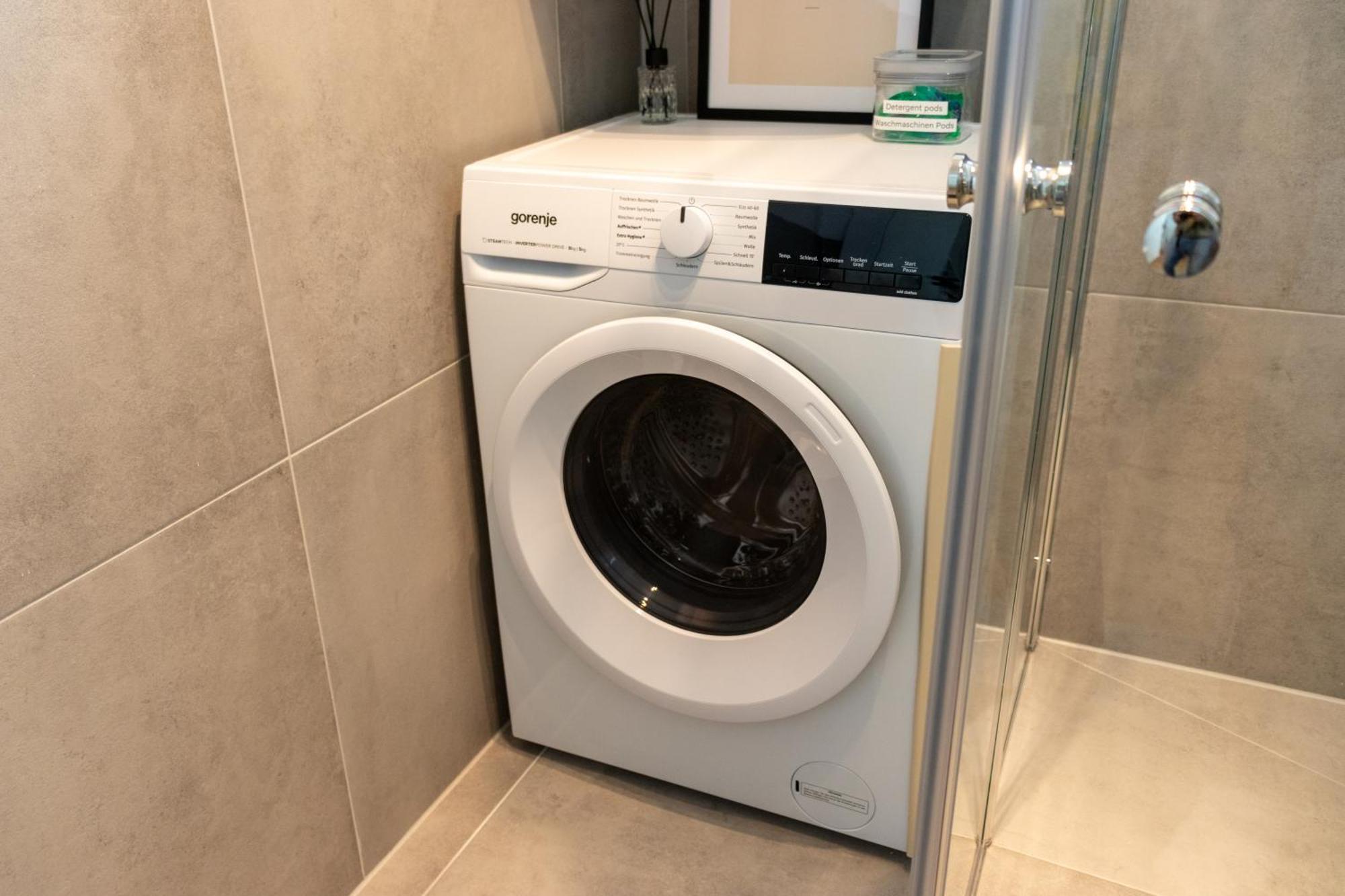 Noblenest: Terrasse - Netflix - Kaffee Apartment Wina Bagian luar foto