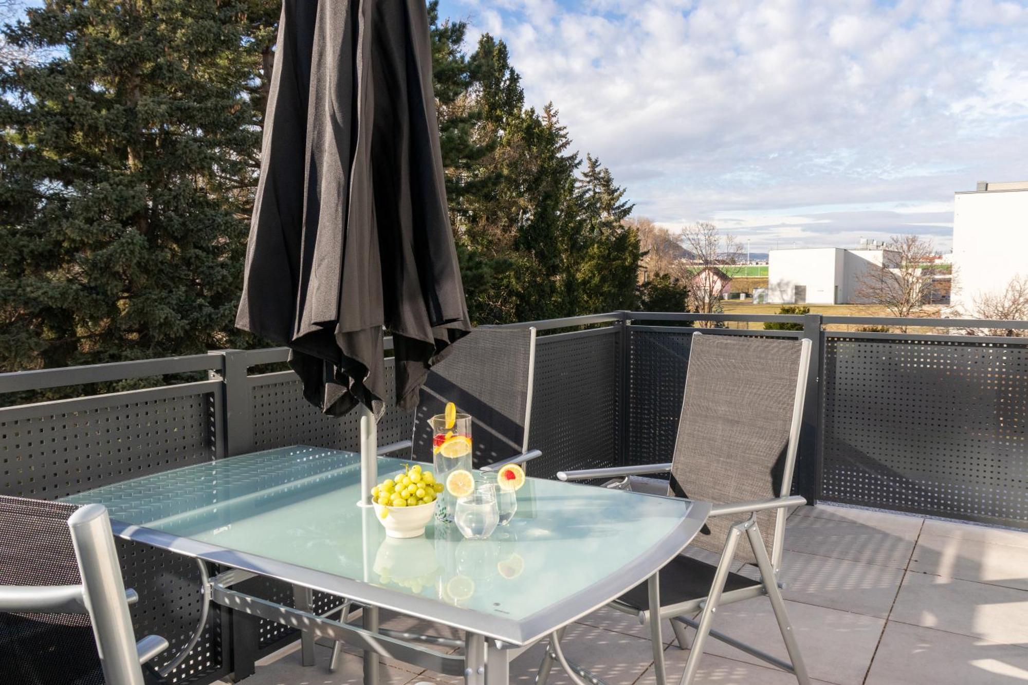 Noblenest: Terrasse - Netflix - Kaffee Apartment Wina Bagian luar foto